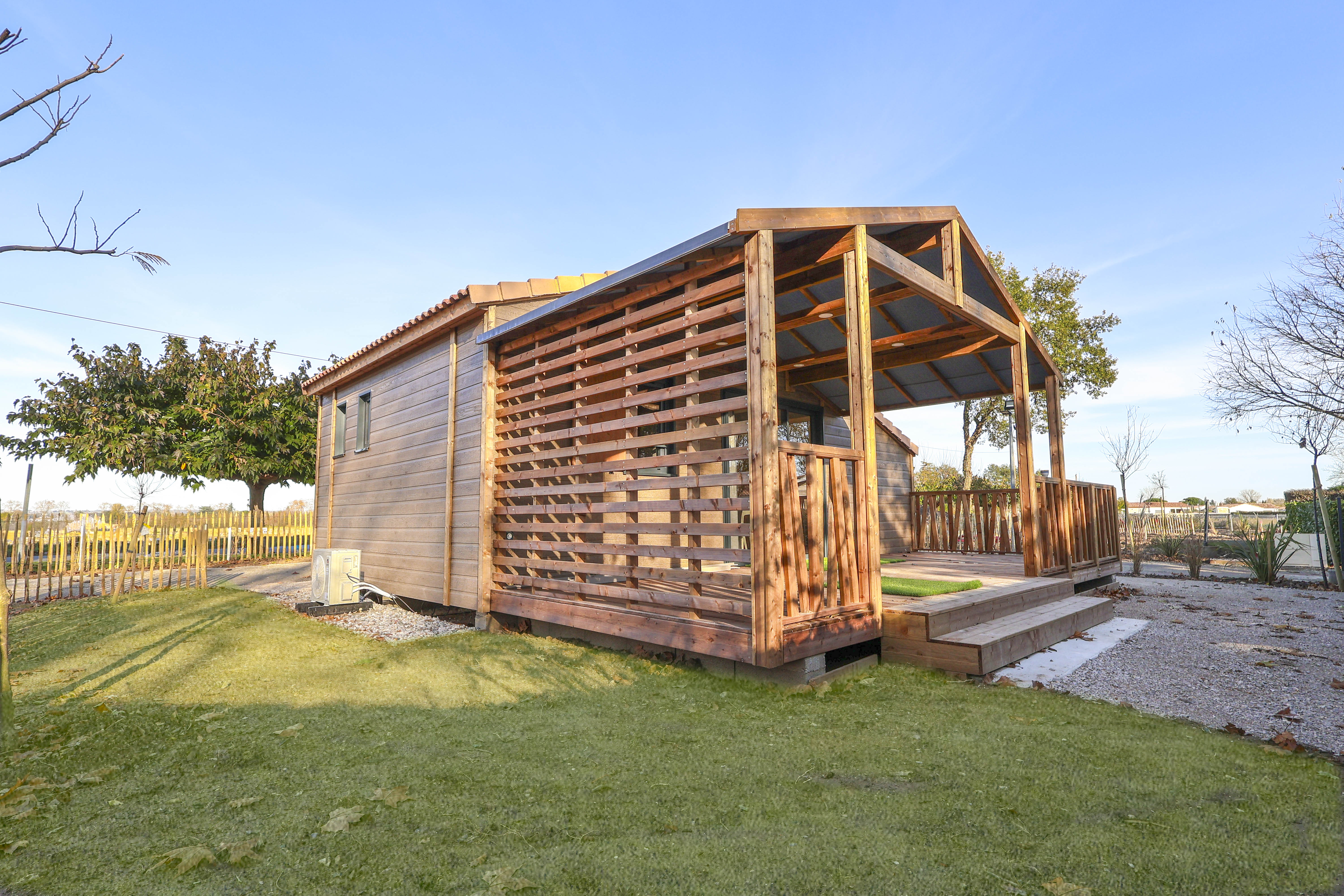 Vue arrière du chalet et de sa pergola brise-soleil