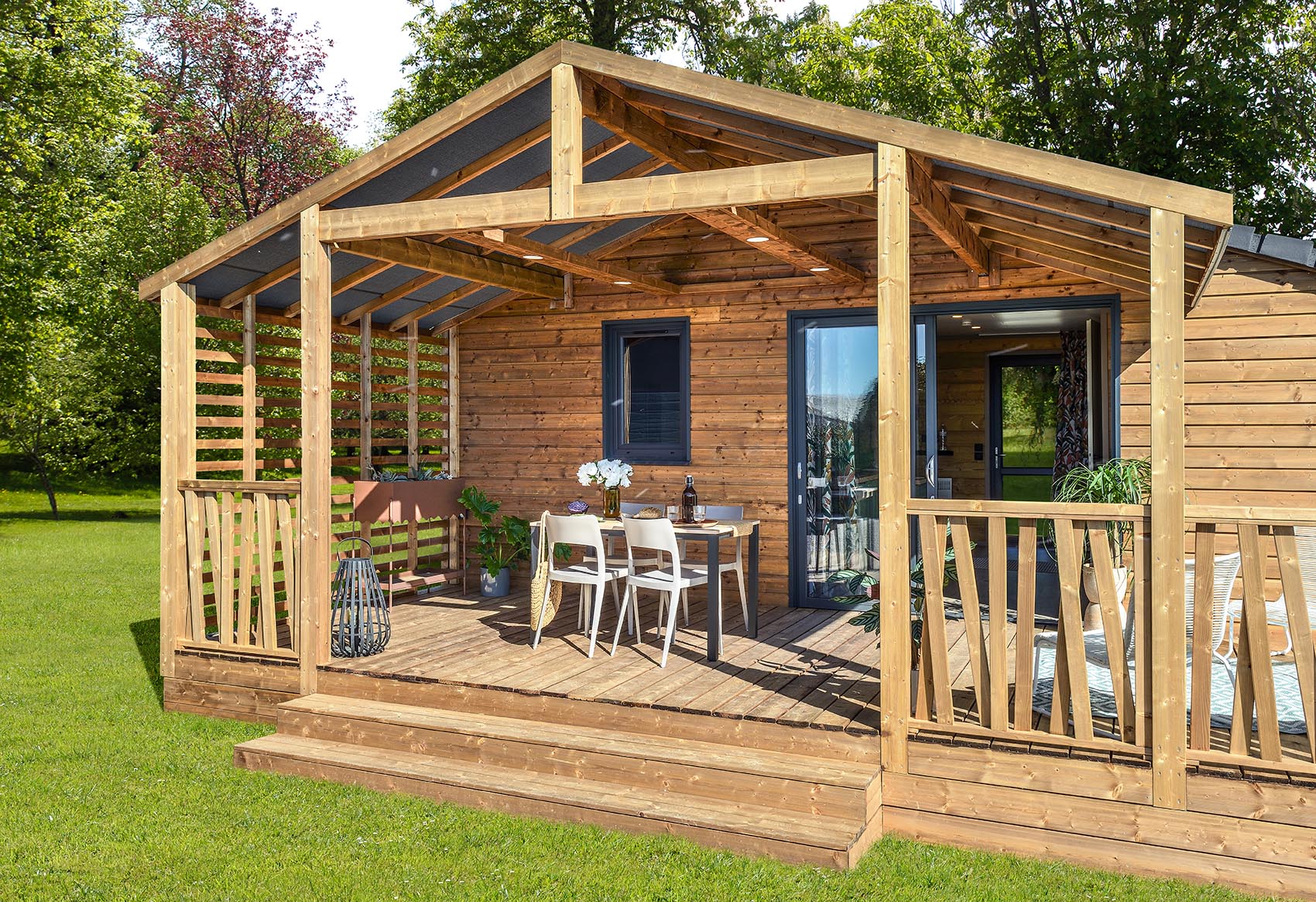 Chalet neuf avec grande terrasse couverte et terrain privatif verdoyant, Domaine du Cèdre dans le Tarn